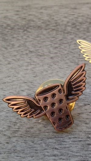 Dubbeglas Anstecker - Pin mit Flügel - PFÄLZISCH.com