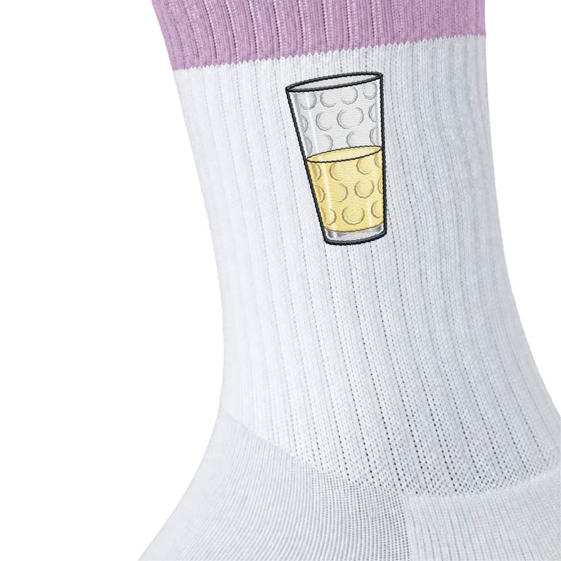 Nahaufnahme einer weißen Tennissocke mit fliederfarbenen Streifen und Dubbeglas-Motiv in Stick-Optik
