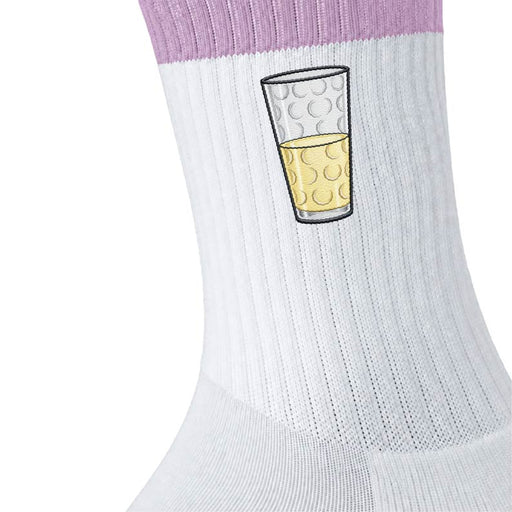 Nahaufnahme einer weißen Tennissocke mit fliederfarbenen Streifen und Dubbeglas-Motiv in Stick-Optik
