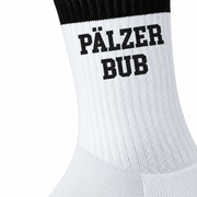 Nahaufnahme des schwarzen Pälzer Bub Aufdrucks auf weißer gerippter Tennissocke