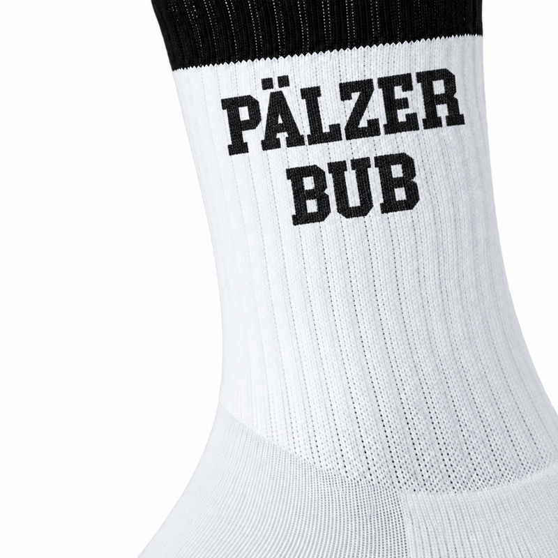 Nahaufnahme des schwarzen Pälzer Bub Aufdrucks auf weißer gerippter Tennissocke