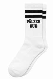 Weiße Pälzer Bub Tennissocken als Paar mit zwei schwarzen Streifen und schwarzem Schriftzug