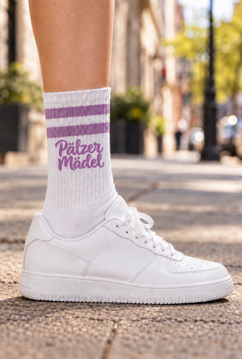 Pälzer Mädel Tennissocke in Weiß und Flieder, getragen mit weißem Sneaker auf der Straße