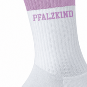 Nahaufnahme des fliederfarbenen PFALZKIND Aufdrucks auf weißer gerippter Socke