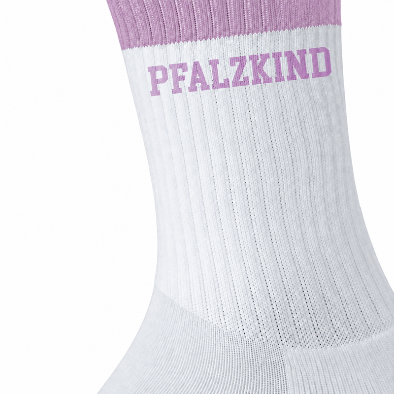 Nahaufnahme des fliederfarbenen PFALZKIND Aufdrucks auf weißer gerippter Socke
