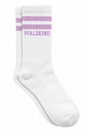 Weiße PFALZKIND Tennissocken als Paar mit fliederfarbenen Streifen und Schriftzug